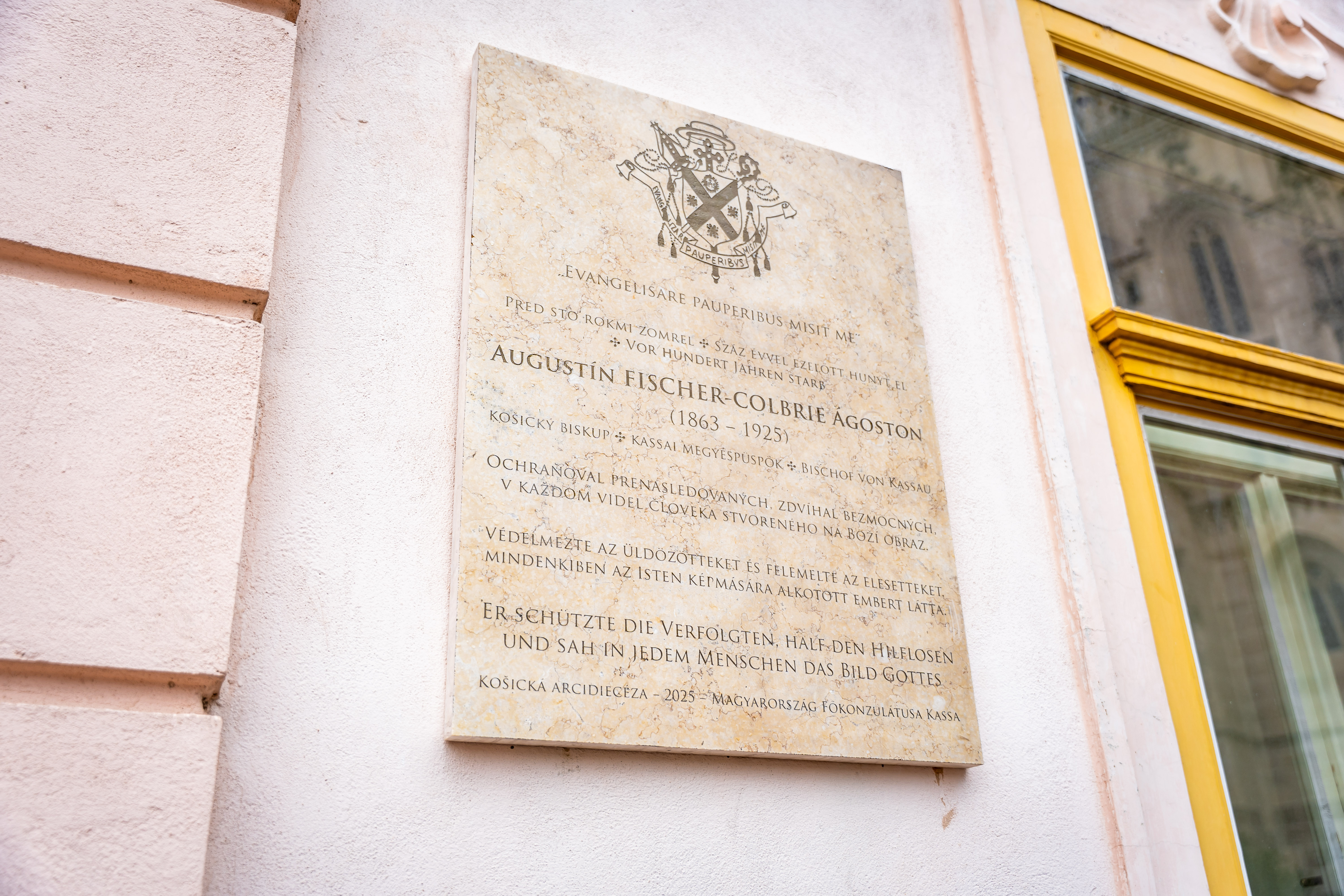 Slavnostne odhalenie pamatnej tabule na pocest kosickeho biskupa Augustina Fischer-Colbrieho-38